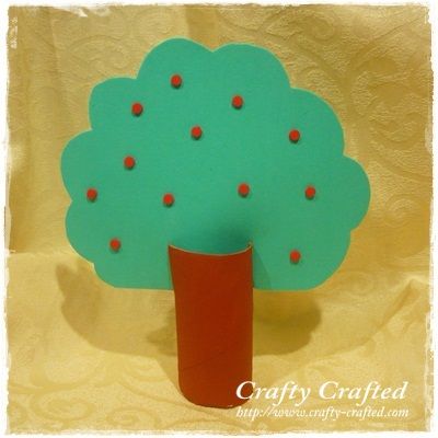 Toilet Paper Roll Tree... also saw how you can color cotton balls green for the tree top. Toilet Paper Roll Tree, Craft For Children, Insect Crafts, Earth Day Crafts, Apple Theme, Toilet Paper Roll Crafts, Paper Roll Crafts, Fall Apples, Paper Tree