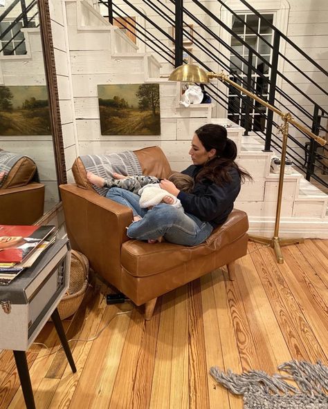 Where Do Chip and Joanna Gaines Live? Photos of Waco Home Johanna Gaines Style, Stile Joanna Gaines, Joanna Gaines Family, Joanna Gaines Instagram, Joanna Gaines Bathroom, Joanna Gaines Living Room, Joanna Gaines Bedroom, Living Room Joanna Gaines, Joanna Gaines Kitchen