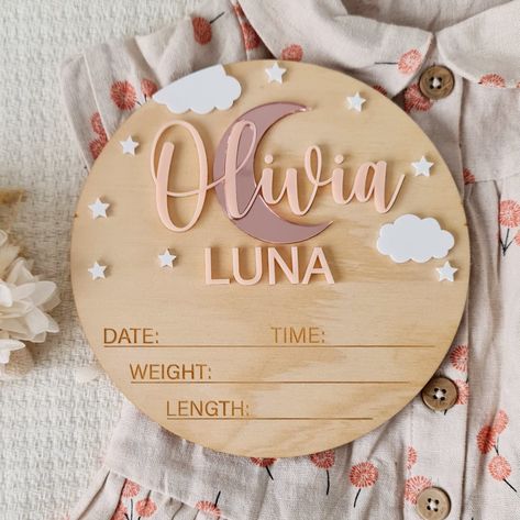 ☀︎  PERSONALISED MOON BABY ANNOUNCEMENT PLAQUE. Introduce your new bundle of joy to your loved ones with our stunning moon crescent  birth announcement plaque, with your little ones name through the moon.  It makes a beautiful keepsake and can be used in your little ones room as part of the decor 💖 ☀︎  PRODUCT DETAILS * 17cm in diameter  * Laser cut and engraved plywood 4mm hoop pine with acrylic for your little ones name. * Please note, the design is as pictured and no changes can be made, oth Newborn Announcement, Newborn Photo Shoot, Birth Announcement Sign, Announcement Sign, Moon Baby, Baby Birth Announcement, Baby Arrival, Birth Stats, Baby Name Signs