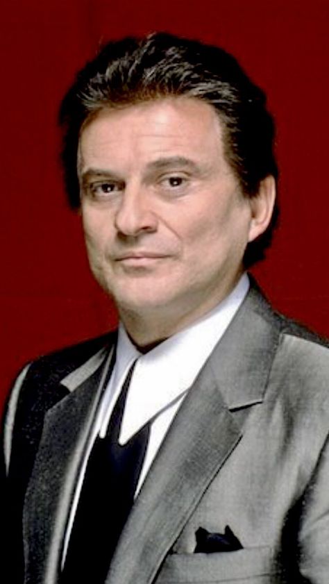 What a great photo of this amazing man. Legendary Actor Joe Pesci won an Academy Award for Best Supporting Actor for the role as the short-tempered, violent mobster “Tommy DeVito” in the film “Goodfellas” (1990).❤️💋 Joe Pesci Wallpaper, Joe Pesci, Goodfellas Robert De Niro, Goodfellas Joe Pesci, Joe Pesci Goodfellas, Robert De Niro And Joe Pesci, Tommy Devito, Benicio Del Toro License To Kill, Goodfellas 1990