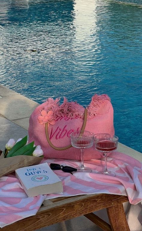 Girly Travel Aesthetic, Summer Girly Aesthetic, Pool Day Vibe, Pool Aesthetic Pictures, Aesthetic Pictures Girly, Girly Summer Aesthetic, Pink Beach Aesthetic, Pool Summer Aesthetic, Summer Aesthetic Pink