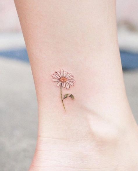 White Daisy Tattoo, Daisy Tattoo Meaning, Small Daisy Tattoo, Daisy Tattoos, Daisy Tattoo Designs, Daisy Flower Tattoos, Petit Tattoo, Daisy Tattoo, Small Pretty Tattoos