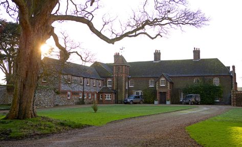 Anmer Hall - The 10 bedroom home is set in 59 acres and is two miles from the Queen's Sandringham house. Sandringham House, Anmer Hall, Norfolk House, William E Kate, Sandringham Estate, Casa Halloween, Kate Middleton Prince William, Catherine The Great, Country Retreat