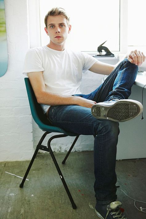 Converse Outfit, Jonathan Anderson, Plain White T Shirt, J W Anderson, Fashion People, Converse Sneakers, Plain White, White T Shirt, White Tshirt