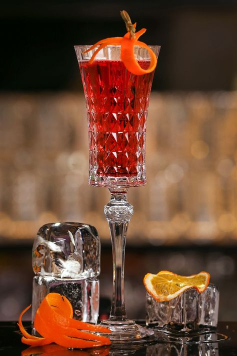 Every cocktail has its origin story, but the Kir and its bubbly cousin Kir Royale (pronounced kur roy-AL), might be the most dramatic. Kir Royale Recipe, Cocktail Look, Kir Royale, Champagne Cocktails, Best Champagne, Whisky Bottle, Champagne Cocktail, Water Into Wine, Food O