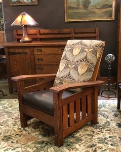 English Arts And Crafts Furniture, Mission Chair Makeover, Arts And Crafts Style Furniture, Craftsman Sofa, Mission Style Decorating, Craftsman Interior Design, Craftsman Home Decor, Living Room Furniture Inspiration, Mission Style Homes