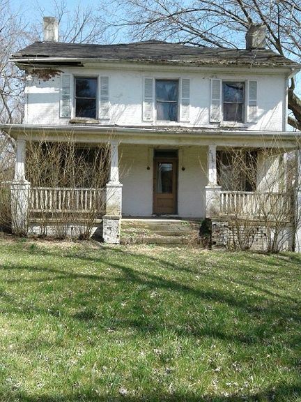 Old Kentucky farmhouse Hannah Coulter, Kentucky Homestead, Kentucky Farmhouse, Kentucky Home, Homestead House, Farm Houses, Old Farm Houses, Old Farmhouse, Dream Houses