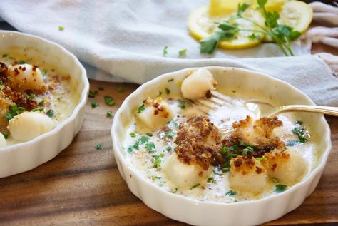 Baked Bay Scallops in Garlic Cream Sauce Baked Bay Scallops, Bay Scallop Recipes, Bacon Scallops, Butter Cream Sauce, Bay Scallops, Party Food Bar, Asian Side Dishes, Lemon Cream Sauces, Baked Scallops