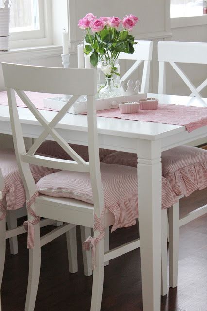 ♥ Pink Chairs Dining, Pink And White Dining Room, Pink Kitchen Table, Pink Dining Chairs, Pink Chairs, Muebles Shabby Chic, Cottage Table, Vibeke Design, Decoration Shabby