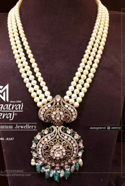 South sea pearl haram with Victorian polki pendant photo Pearl Haram, Polki Pendant, Neck Pieces Jewelry, Diamond Pendants Designs, Diamond Earrings Design, Pearl Jewelry Design, Beads Mala, Beautiful Gold Necklaces, Ankle Jewelry