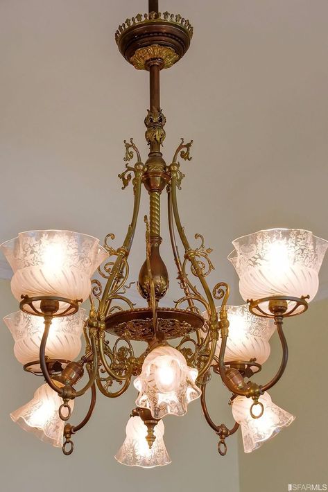 Victorian Chandeliers, 1890 House, Victorian Home Ideas, Pioneer House, Victorian Lighting, Lustre Vintage, Mansion House, Antique Light Fixtures, Antique Chandelier