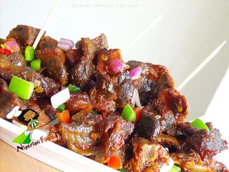 Dodo Gizzard / Gizdodo Recipe (Gizzards and Plantains) - Nigerian Food TV Gizzards Recipe, Nigeria Food, Goat Recipes, Chicken Gizzards, Plantain Recipes, Liver Recipes, West African Food, Nigerian Recipes, Africa Food