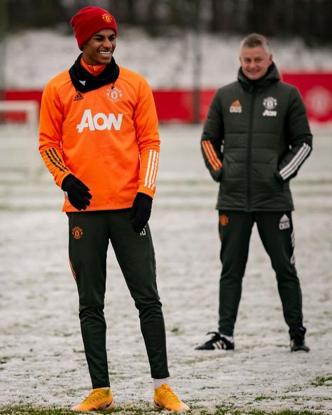 Training gallery of Man Utd players in the snow - A red - and white - Christmas work-out | Manchester United Man Utd Players, Manchester United Wallpapers Iphone, Animated Emojis, Manchester United Team, Manchester United Wallpaper, Marcus Rashford, Soccer Boys, Spiderman Comic, Man Utd