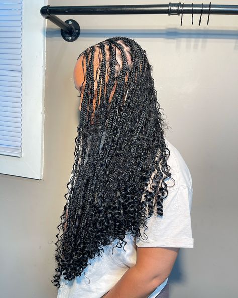 🌸Medium small bohemian knotless 😍🥰 🌸Ready to learn how to braid?🧚‍♀️ 🌸 🌸Arri’s SchoolHouse and Arri’s Little Braid Book is here!🎓🎉 Ready to learn how do bussdown braids that are FULL and FLAT? Or do you just want to learn a solid parting foundation for any protective style? You’ll learn things like: - tucking color -triangle parts -brick layers -installing bohemian curls -and much more! 🌸style: Medium Small Bohemian Knotless 🌸add ons: Curly Ends 🌸Follow @ArrisDollHouse for more 🥇 #na... Bussdown Braids, Small Bohemian Knotless, Bohemian Curls, Triangle Parts, Bohemian Knotless, How To Braid, Protective Style, Add Ons, Protective Styles