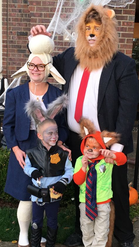 Zootopia costumes Judy Hopps Nick Wilde Bellwether Lionheart Zootopia Halloween, Nick Wilde Costume, Zootopia Costume, Judy Hopps Costume, Halloween Costume Awards, Disney Family Costumes, Halloween Costumes Family, Twin Costumes, Disney Dress Up