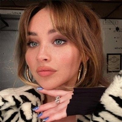 Sabrina Carpenter Brown Hair Sabrina Carpenter Haircut On Brown Hair, Sabrina Carpenter Hair Brunette, Sabrina Carpenter Bangs On Brown Hair, Sabrina Carpenter Hair Brown, Sabrina Carpenter Brown Hair, Brunette Sabrina Carpenter Hair, Sabrina Carpenter Haircut, Sabrina Carpenter Hair, Haircut Inspo