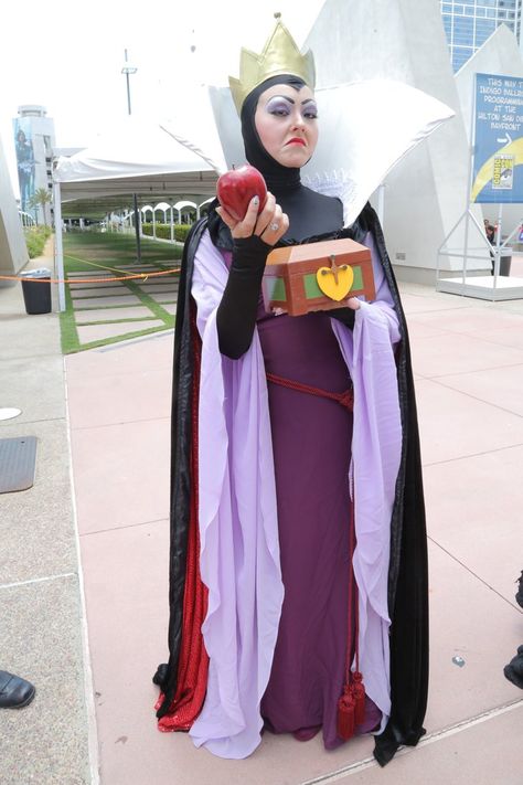 Pin for Later: 40 Disney Costume Ideas You'll Want to Steal From Comic-Con Evil Queen Evil Queen Costume Diy, Adult Disney Costumes, Disney Costume Ideas, Evil Queen Costume, Disney Costumes Diy, Disney Evil Queen, Disney Princess Cosplay, Carnaval Costume, Characters Cosplay