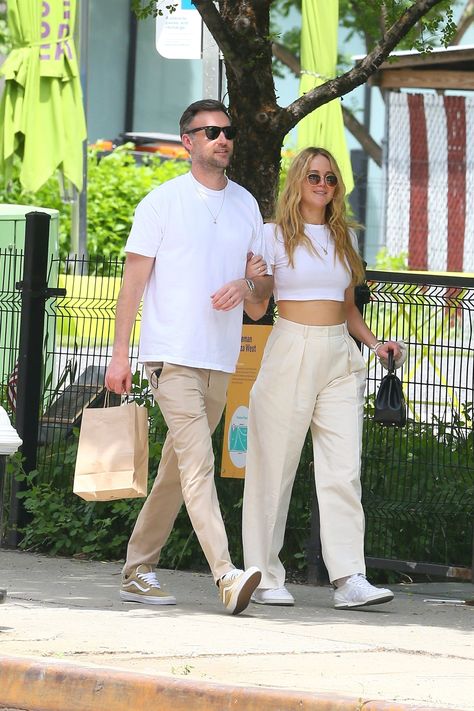 Jennifer Lawrence Street Style, Nyc Date, Cooke Maroney, Jennifer Lawrence Style, Outfit Ideas Fashion, Couple Fits, Matching Couple Outfits, Female Celebrities, Couple Outfits