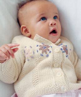 Daisies - free pattern not found Rowan Knitting Patterns, Rowan Knitting, Baby Cocoon, Knit Baby Sweaters, Modern Knitting, Knitted Baby Clothes, Knitting For Kids, Knitting Tutorial