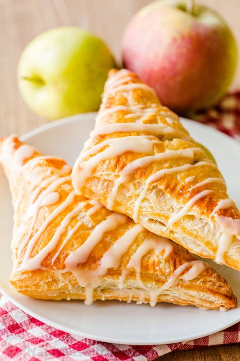 Back Flaky Apple Turnovers, Homemade Apple Turnovers, Puff Pastry Apple Turnovers, Apple Turnovers With Puff Pastry, Apple Cinnamon Roll Bake, Resep Puff Pastry, Apple Turnover Recipe, Apple Turnover, Portable Dessert