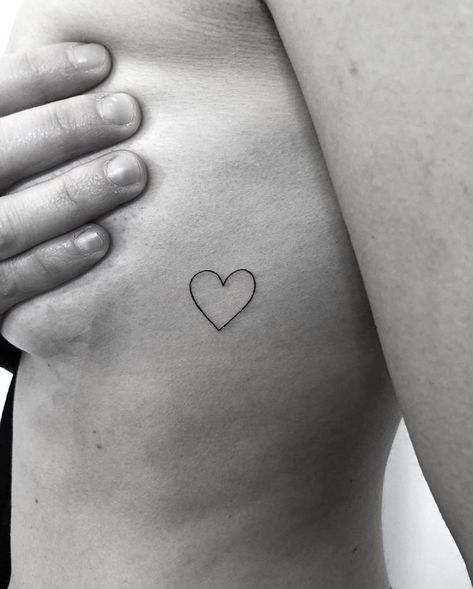 Heart heart tatto fineline cuore Heart Tattoo Placement Ideas, Fineline Heart Tattoo, Fine Line Heart Tattoo, Cj Tattoo, Line Heart Tattoo, Resilience Tattoo, Trend Tattoo, Tricep Tattoos, Daisy Tattoo Designs