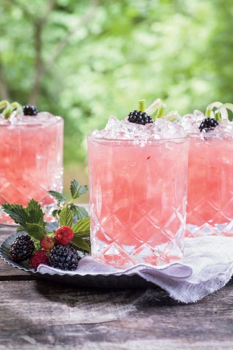 Our Most Delicious Pink Cocktails: Summer Cobbler Cocktail Summer Cobbler, Pink Vodka, Glace Fruit, Watermelon Margarita, Pink Cocktails, Fruity Cocktails, Bourbon Cocktails, Summer Cocktail Recipes, Whiskey Cocktails