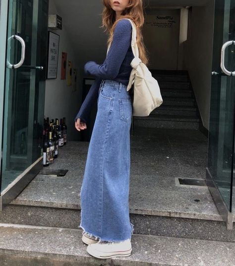 Summer Denim Dress Outfit, Long Jean Skirt Outfits Summer Casual, Tan Maxi Skirt Outfit, Maxi Skirt Casual Outfit, Full Jeans Outfit, Simple Edgy Outfits, Finals Outfit, Long Jeans Skirt Outfit, Casual Going Out Outfit Night