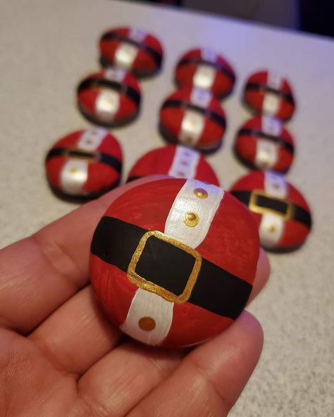 Plastic Bead Crafts, River Rock Crafts, Playdate Ideas, Christmas Pebble Art, Rock Games, Santa Paintings, Christmas Rocks, Diy Rock Art, Christmas Crafts For Kids To Make