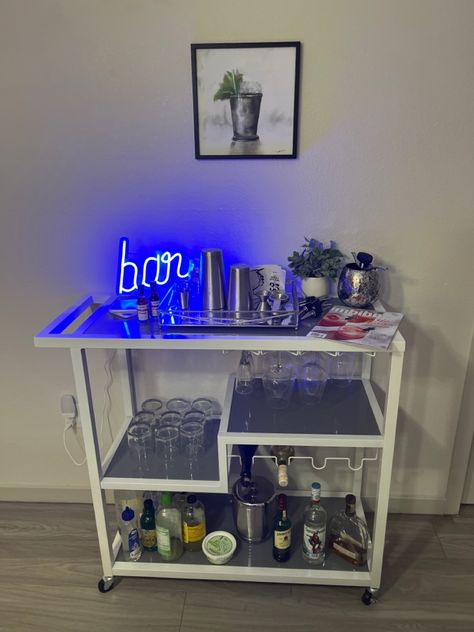 Liquor Cart Ideas, Mini Bar In Bedroom, Mini Bar Ideas Small Spaces, Chic Bar Cart, Alcohol Display, Liquor Cart, Dorm Room Desk, Home Bar Setup, Bar Setup