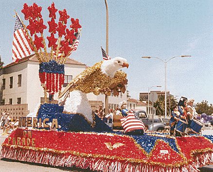 Christmas In America, Christmas Parade Floats, Independence Day Parade, Parade Ideas, Boat Parade, 4th Of July Parade, Fourth Of July Decorations, July Ideas, Fourth Of July Food