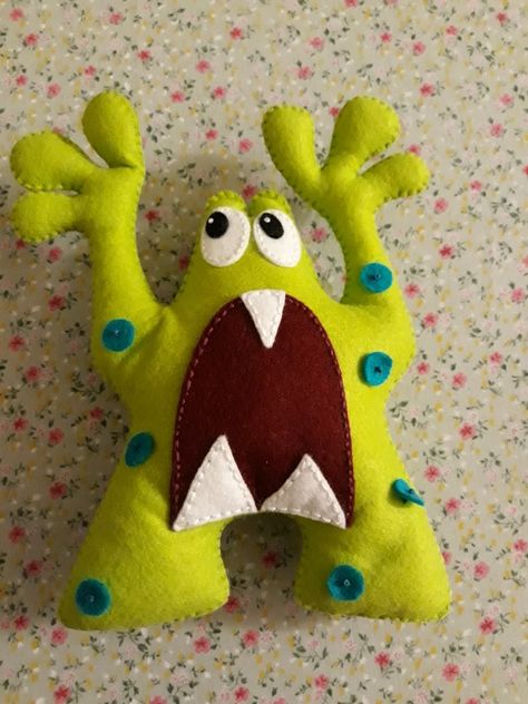 Hand Sewn Monster Dolls, Monster Stuffed Animal Diy, Felt Monsters Pattern, Monster Pillow, Monster Quilt, Monster Pillows, Felt Monster, Monster Pattern, Handmade Stuffed Toys