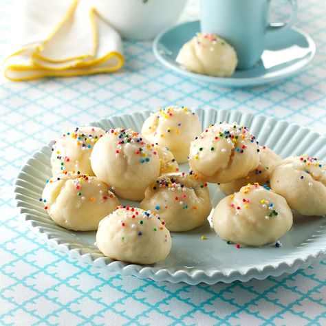 Italian Sprinkle Cookies Italian Sprinkle Cookies, Sprinkle Cookies Recipe, Italian Wedding Cookies, Italian Cookie, Italian Christmas Cookies, Italian Cookie Recipes, Sprinkle Cookies, Italian Cookies, Vintage Cookies