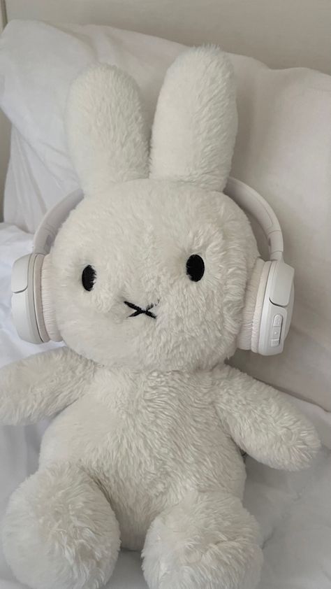 my miffy <3 Plush With Headphones, Miffy Wallpaper, Miffy Plush, 헬로키티 배경화면, Cute Shopping, Pola Kartu, 패턴 배경화면, Cute Simple Wallpapers, Images Esthétiques