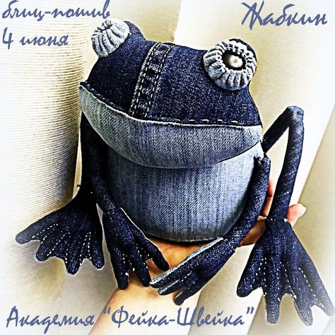 Återvinna Jeans, Denim Crafts Diy, Blue Jeans Crafts, Folded Fabric Ornaments, Fabric Christmas Ornaments Diy, Denim Art, Christmas Ornaments Diy, Denim Projects, Jean Crafts