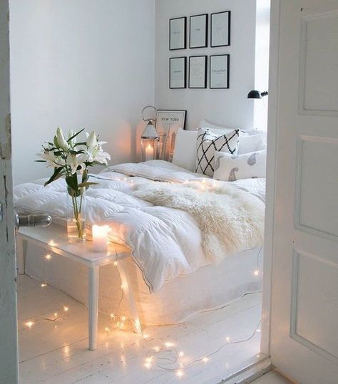 Lady Scorpio, Small Apartment Bedrooms, Aesthetic Bedroom Ideas, Bedroom Trends, Dekorasi Kamar Tidur, Plants Garden, Teen Bedroom Decor, Bedroom Vintage, Pretty Plants