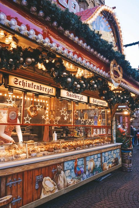 This comprehensive guide to the Bremen Christmas Markets features 2022 dates, what to eat and drink, and top tips for visiting Bremen. German Christmas markets in Bremen | things to do in Bremen | German Christmas markets | best Christmas markets in Germany | top tips for visiting German Christmas markets | what to eat at German Christmas markets | what to drink at German Christmas markets | German Christmas markets travel guide | #Germany #Christmasmarkets #Deutschland #Bremen Amsterdam Christmas, Berlin Christmas Market, Berlin Christmas, Traditional Gingerbread, Christmas Markets Germany, Germany Food, Christmas In Germany, Bremen Germany, German Christmas Markets