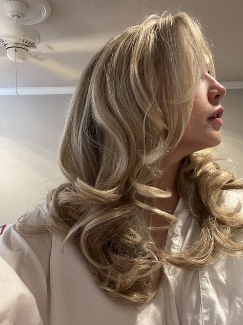 90s bouncy blowout WITHOUT the $$$! Big bouncy supermodel hair beige blonde scandi hairline highlight bayleage butterfly cut blowout blow out 90s Bouncy Blowout, 90s Model Hair, Scandi Hairline, Curly Blowout, Supermodel Hair, Bouncy Blowout, Curled Blonde Hair, Big Bouncy Curls, Blonde Hair Goals