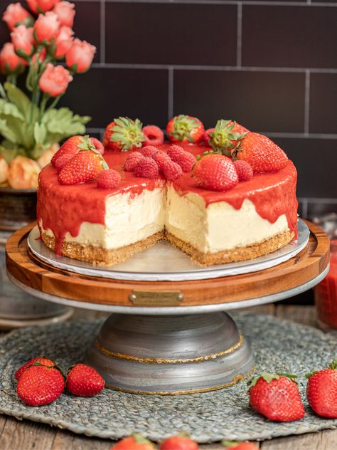 New York Style Cheesecake Cheesecake Strawberry Topping, Decorated Cheesecake, Fruit Cheesecake, Rich Cheesecake, Silicone Baking Pans, New York Style Cheesecake, Coconut Cheesecake, Oreo Cookie Crust, New York Cheesecake