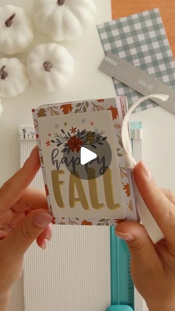 How To Make Memory Book, Diy Journal Supplies, Small Scrapbook Ideas, Mini Journal Ideas, Fall Journal Ideas, Easy Scrapbooking Ideas, Mini Photo Book, Small Scrapbook, Mini Books Diy