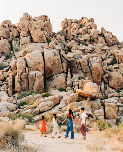 Joshua Tree Photoshoot Family, Joshua Tree Instagram Pictures, Joshua Tree Family Photoshoot, Family Desert Photoshoot, Joshua Tree Outfit Ideas, Desert Family Photoshoot, Desert Pics, Content Photos, Unique Family Photos