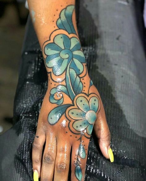 @Areeisboujee Dark Skin Tattoo, Skin Color Tattoos, Hand Tattoos For Girls, Cute Hand Tattoos, Pretty Hand Tattoos, Mandala Wallpaper, Tattoos For Black Skin, Full Body Tattoo, Hand Tattoos For Women