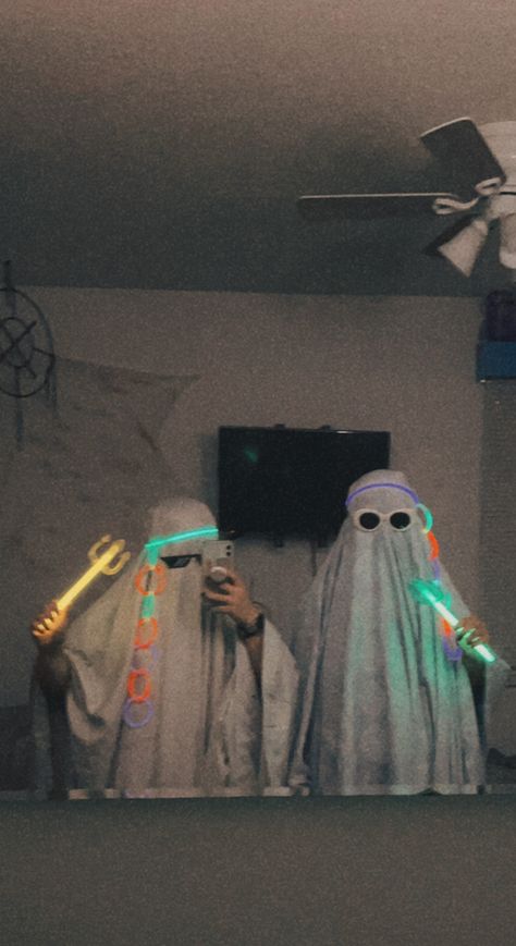 Ghost Costume Aesthetic Friends, Sheet Ghost Halloween Costume, Preppy Ghost Costume, Ghost With Sunglasses Costume, Ghost Costume With Sunglasses, Funny Ghost Costume, Aesthetic Ghost Costume, Ghost Costume Ideas, Friends Aestethic