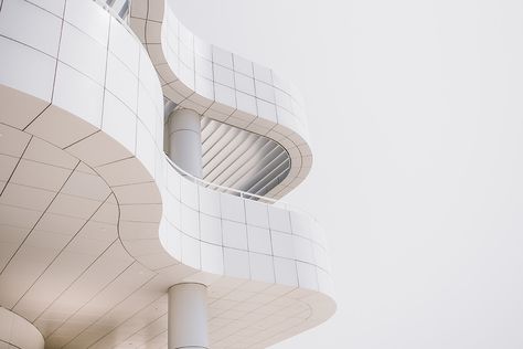 30 Stunning Desktop Wallpapers From Unsplash Worm's Eye View Photography, Architecture Websites, Geometric Photography, 2560x1440 Wallpaper, Minimal Architecture, Building Information Modeling, Polished Porcelain Tiles, Architecture Wallpaper, Architecture Images