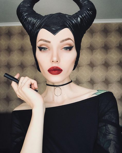 Maleficent 😍😍 Maleficent Makeup, Disney Villain Costumes, Maleficent Cosplay, Maleficent Halloween, Maleficent Costume, Villain Costumes, Diy Halloween Costumes For Kids, Disney Makeup, Halloween Makeup Inspiration