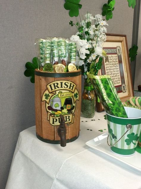 Great decor at a St. Patrick's Day party! See more party ideas at CatchMyParty! Irish Theme Party, Office Party Ideas, San Patrick Day, Happy St Patty's Day, Irish Theme, Day Party Ideas, Irish Party, Green Tablecloth, Design Café