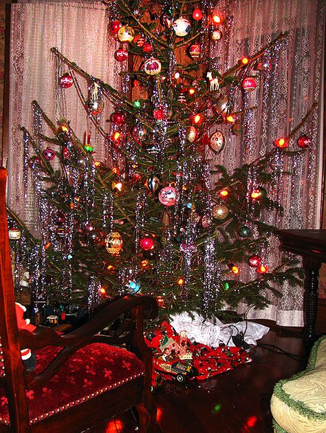 Today there are many varieties of Christmas trees including the original old fashioned Balsam. Description from oldhouseguy.com. I searched for this on bing.com/images Tire Ornaments, Old Fashioned Christmas Decorations, Old Fashion Christmas Tree, Vintage Christmas Tree Decorations, Old Time Christmas, Vintage Christmas Photos, Christmas House Lights, Retro Christmas Tree, Front Yards