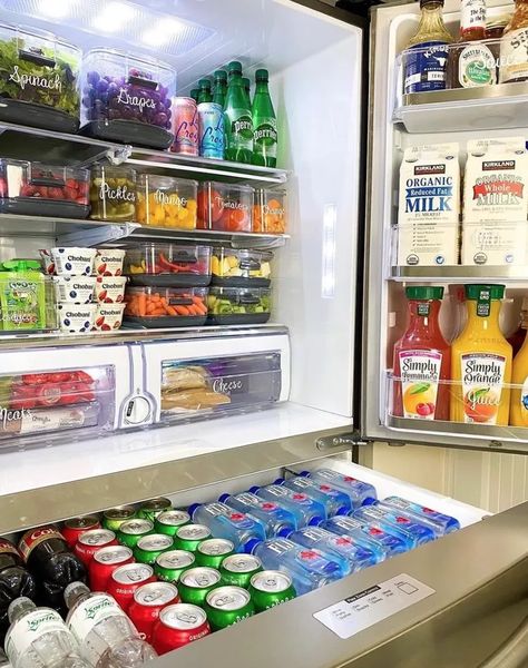 These 10 Organized Refrigerators Are Ridiculously Satisfying Full Fridge, Healthy Fridge, House Organisation, Beautifully Organized, Minimalist Kitchen Design, Fridge Storage, Future Apartment Decor, Refrigerator Organization, Fridge Organization