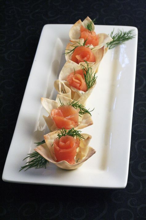 Smoked Salmon Appetizer, Salmon Appetizer, Wonton Cups, Elegant Appetizers, Decorações Com Comidas, Appetizers For A Crowd, Seafood Appetizers, White Plate, Party Food Appetizers