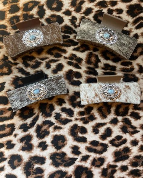 Cowhide Claw Clips, Cowhide Hair Clips, Western Hair Clip, Cowhide Crafts Diy Ideas, Leather Claw Clip Designs, Cowhide Crafts Diy, Western Claw Clips, Cowhide Projects, Cowhide Crafts