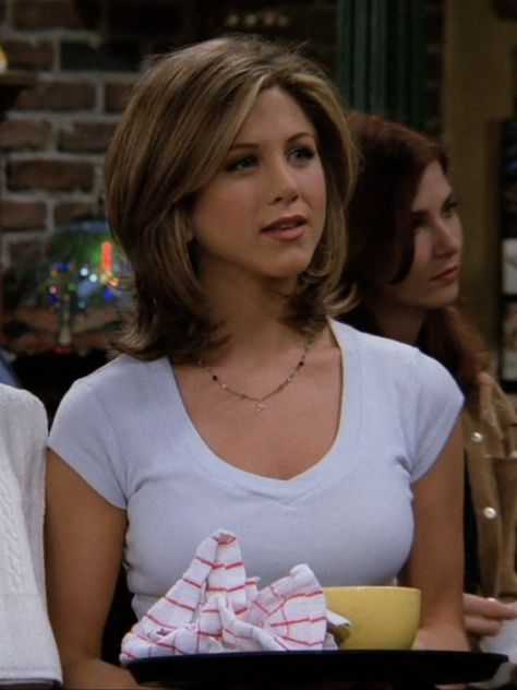 Jennifer Aniston Hair Friends, Friends Jennifer Aniston, Jennifer Aniston 90s, Short Hair Blowout, Estilo Rachel Green, Jennifer Aniston Friends, Rachel Green Hair, Rachel Haircut, Rachel Hair